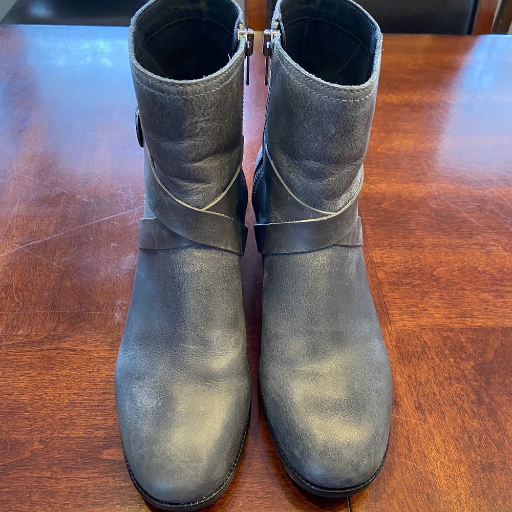 SOREL Cate booties with buckle in excellent condition size 10